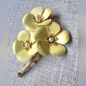 Vintage Sarah Coventry Yellow Blossoms Brooch. 1966